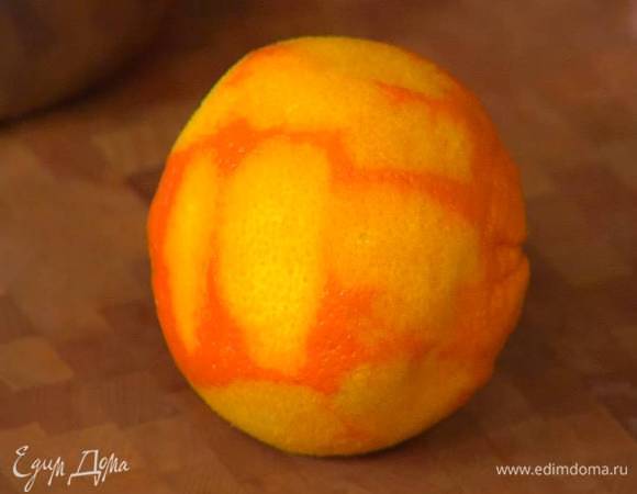 Цедру апельсина натереть на мелкой терке, отжать из него сок.