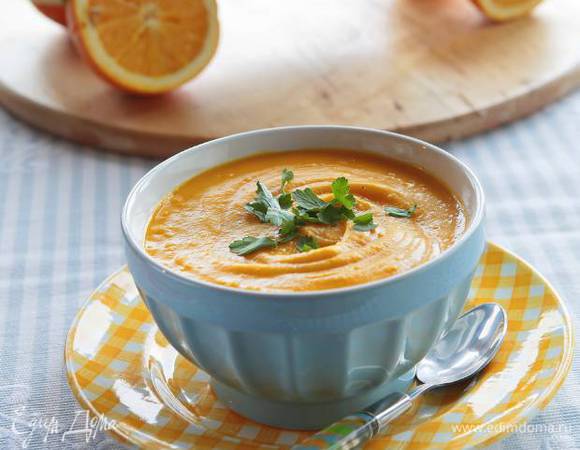 Разлить суп в тарелки, добавить понемногу сметаны и украсить листьями кинзы. 