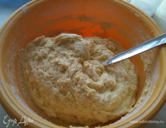 Добавить муку и разрыхлитель, хорошо вымешать тесто...