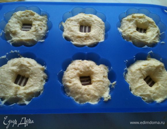 Выложить тесто в формочки, можно во внутрь положить начинку, у меня были половинки конфет...