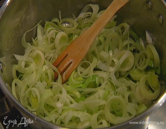 Разогреть в тяжелой кастрюле оливковое масло и обжарить порей — он должен стать прозрачным, но не золотистым. 