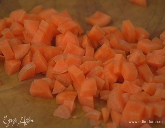 Морковь почистить и порезать кубиками.