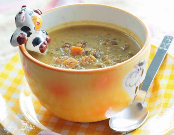 Молоко вливать в суп частями до получения нужной консистенции, затем посолить, поперчить и прогреть, но не кипятить.
Подавать со сметаной. 
