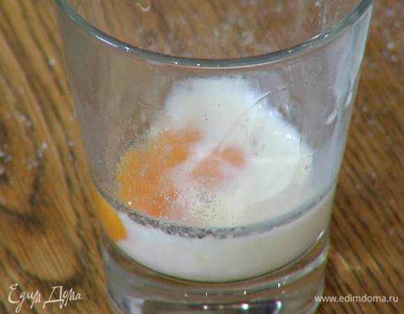 Яйцо слегка взбить вместе с молоком, добавить сухари, мякоть цукини, натертый сыр, все посолить, поперчить и перемешать. 