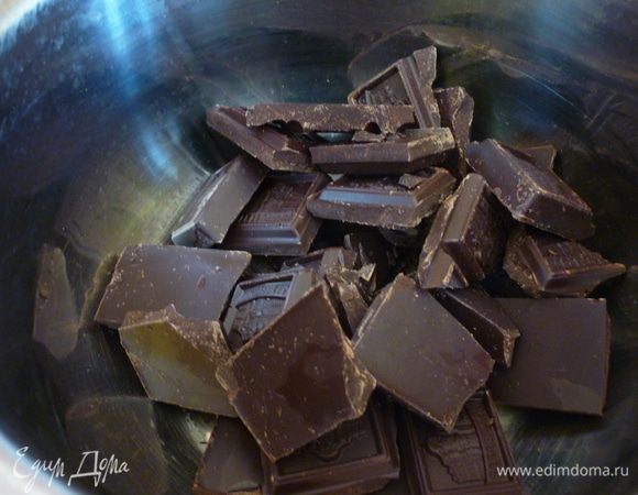 В большой кастрюле разломайте плитки шоколада.