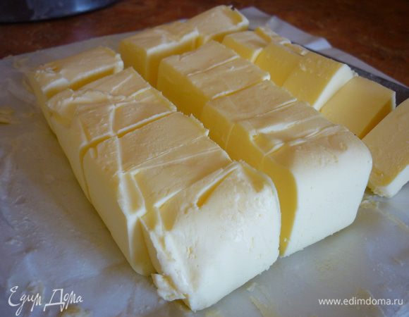 Нарежьте масло.