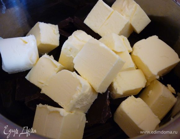 И переложите его в кастрюлю с шоколадом.