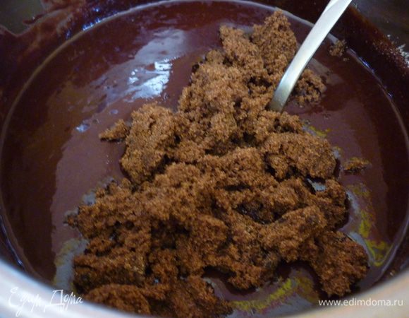 Добавьте коричневый сахар и сахар белый в шоколад.