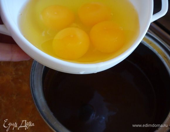 Вбейте одно яйцо в миску с шоколадом. Тщательно взбейте венчиком. Затем повторите процедуру, пока не добавите все 4 яйца.