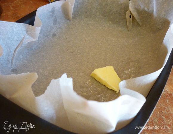 Заранее подготовьте противень, который желательно закрыть бумагой для выпечки и смазать сливочным маслом.