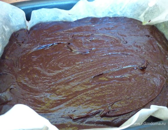 Как только всё тщательно перемешано, вылейте тесто на противень.