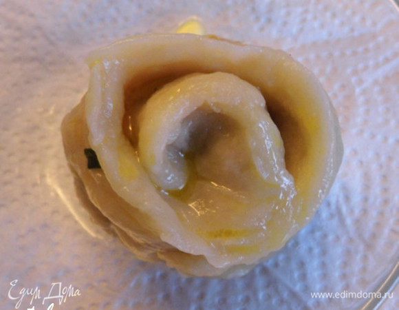 В кастрюлю налить воды, посолить поперчить. Затем добавить лавровый лист, чеснок и сухой куриный бульон. Кастрюлю поставить на средний огонь. Через минуту, как закипит бульон, уменьшить нагрев и осторожно помешать Пельменчики (у меня они немного приклеились ко дну кастрюльки). Готовность определяется, как и у обыкновенных пельменей, всплытием. В глубокую тарелку достать Пельменчик... 