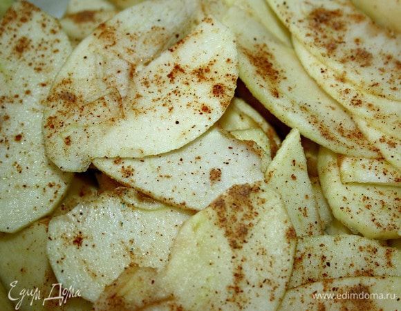 Яблоки очистить от кожуры и сердцевины. Нарезать тонкими ломтиками. Полить соком лимона и посыпать корицей.