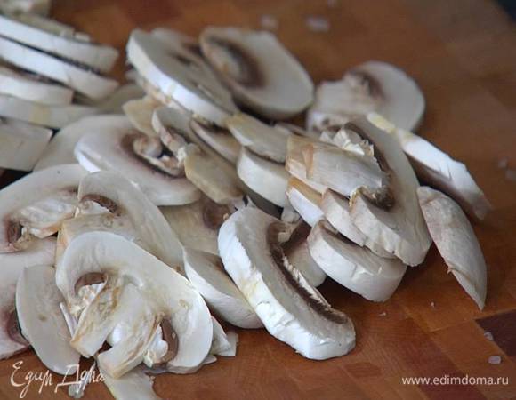 Шампиньоны порезать тонкими пластинками. 