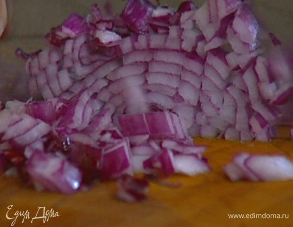Красный лук и чеснок почистить и мелко порубить.