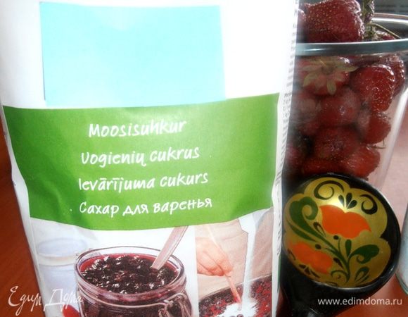Желирующий сахар - это сахар для варенья, который содержит пектин-натуральное желирующее вещество,полученное из фруктов и ягод (например, из ягод рябины). Сорбат калия в нём служит как консервант+лимонная кислота.Хотя он подороже обычного сахара,но его надо на порядок меньше и варенье получается не приторное,а при остывании густеет!