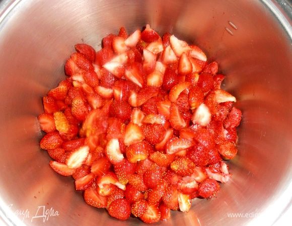 Режем ягодки на кусочки,но не мельчим!