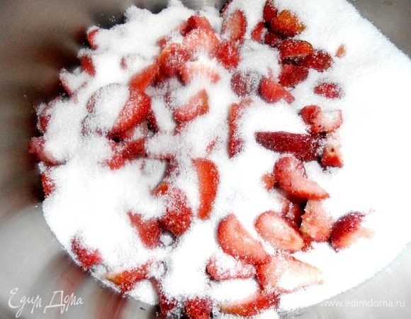 Добавляем к клубнике и ставим на огонь.