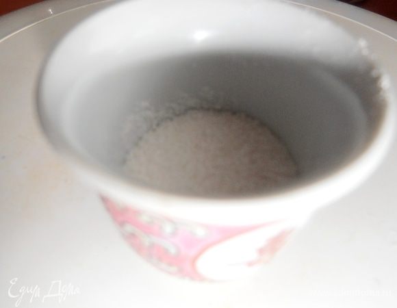 Добавляем лимонную кислоту (если честно,я убавила пару граммов от рецептуры,потому что наша клубничка в этом году кисловатая и так,но тут надо пробовать по вкусу)