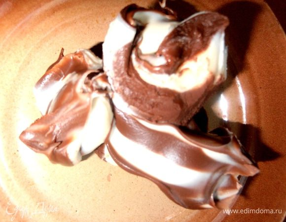 После выключения выкладываем белый шоколад кусочками(или крем,как у меня).Перемешиваем слегка,чтобы остались белые разводы!