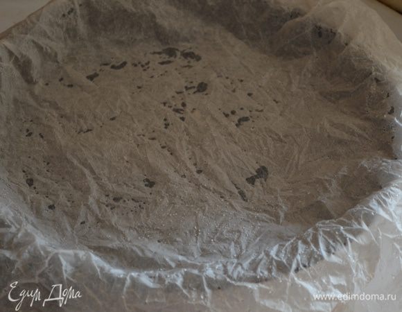 Подготовить форму для выпечки. Я взяла обычную 28 см, но можно и вообще на обычном листе или в разъемной форме, так как тесто у галеты само по себе отлично держит форму. Застелить ее пергаментом. 