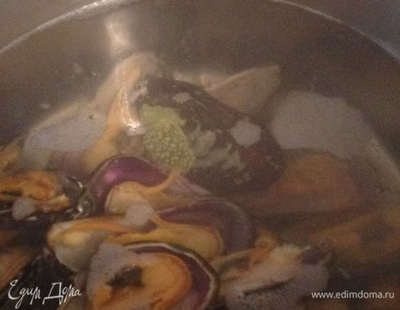 Мидии тщательно промыть, чтобы избавиться от песка. Закинуть в кипящую воду. После того, как закипит, варить 1-2 мин, не больше. Если переварить - мидии будут жесткими. Сваренные мидии снова промыть в холодной воде, освободить от раковины. Если были без раковины, просто промыть