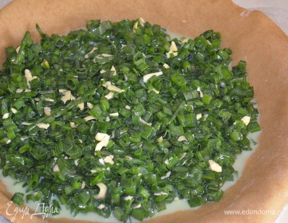 в центр выкладываем начинку, края остаются свободными.