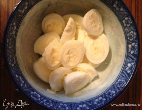 Отварить перепелиные яйца в кипящей воде - 5 мин, остудить в холодной воде, очистить, порезать на две половинки