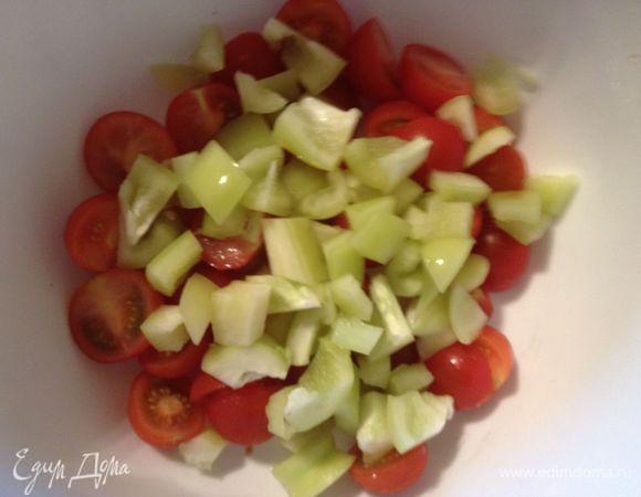 Болгарский перец порезать на кубики, добавить к помидорам