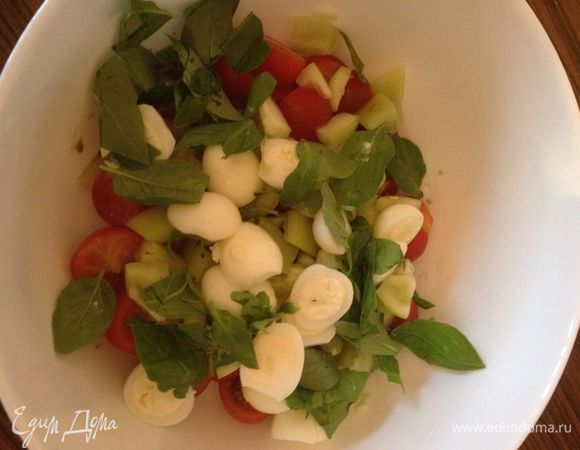 Добавить перепелиные яйца, базилик