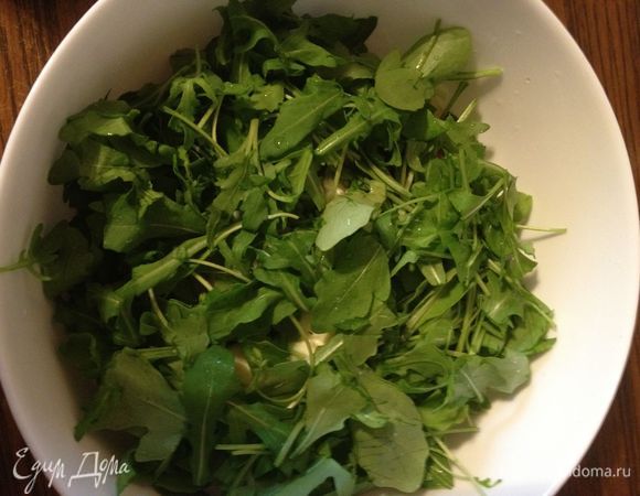 Руколу промыть, встряхнуть от воды или промокнуть полотенцем, порезать, отправить в салатницу.