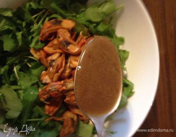 Приготовить заправку. В чашку насыпать соль, перец черный, выжать сок лайма. Перемешать до растворения соли. Добавить соевый соус, оливковое масло. Все взбить вилкой или миксером для сливок. Вылить в салат