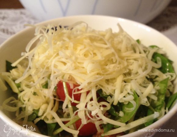 Перемешать
Если подаете порционно, то выложить салат и посыпать сверху сыром. Если оставите в общей салатнице, то сверху посыпать сыром. Приятного аппетита!!! Очень вкусно
