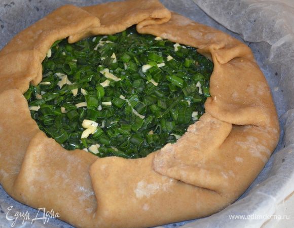 Делаем защипы-складки, так чтобы они смотрели в одну сторону. Тесто очень хорошо слипляется!