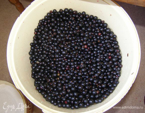 Смородину промыть, по возможности очистить от веточек