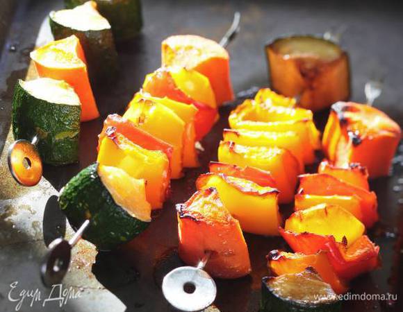 Обмакнуть нарезанные овощи в соус или смазать их соусом при помощи кисточки, нанизать на шпажки и готовить на мангале или отправить под предварительно разогретый гриль в духовку. Овощи должны как следует запечься, но не разваливаться.