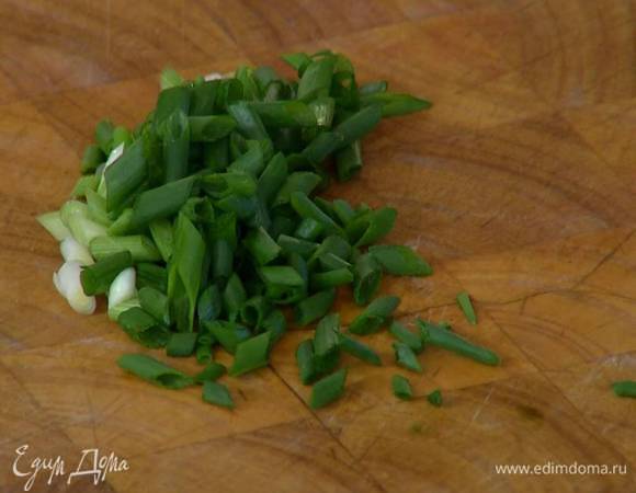 Зеленый лук нарезать наискосок очень тонко.
