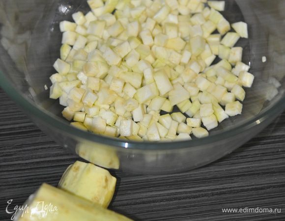 Кабачки (патисоны) очистить от семян и кожуры и нарезать кубиками, зелень измельчить.