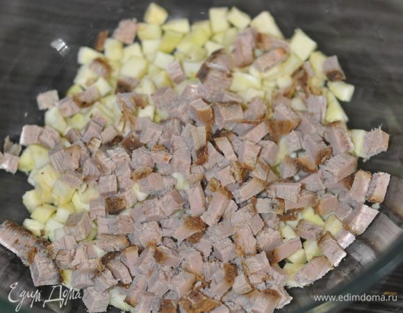 Ветчину нарезать не большими кубиками.