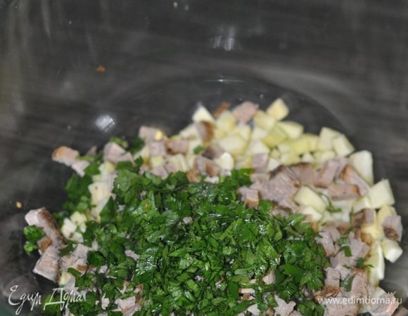 Лук мелко-мелко порезать.
