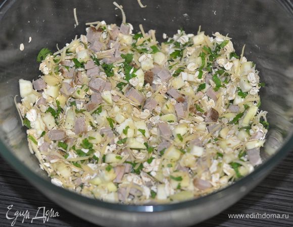 Кабачок, петрушку, лук,ветчину перемешать с сыром, мукой, овсяными хлопьями, разрыхлителем, солью и приправами.