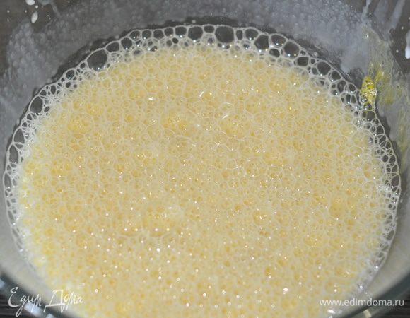 В отдельной миске взбить яйцо, добавить масло растит., молоко. 