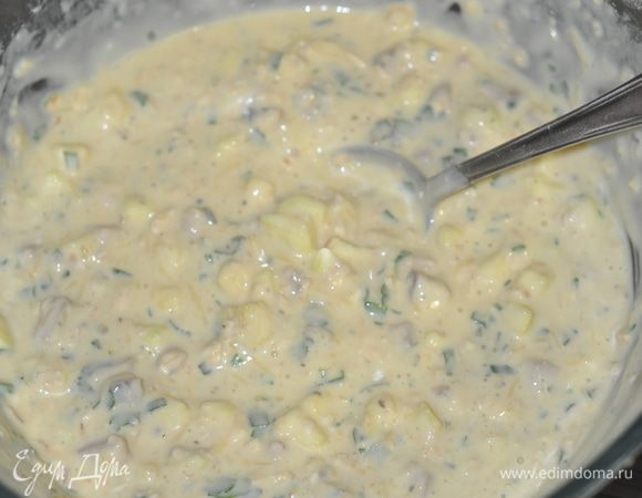 Соединить с кабачково-мучной смесью и мешать до тех пор пока все компоненты не станут влажными.