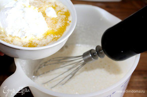Яйца взбить с сахаром.Масло растопить и смешать с творогом.Соединить творожную массу с яичной.
