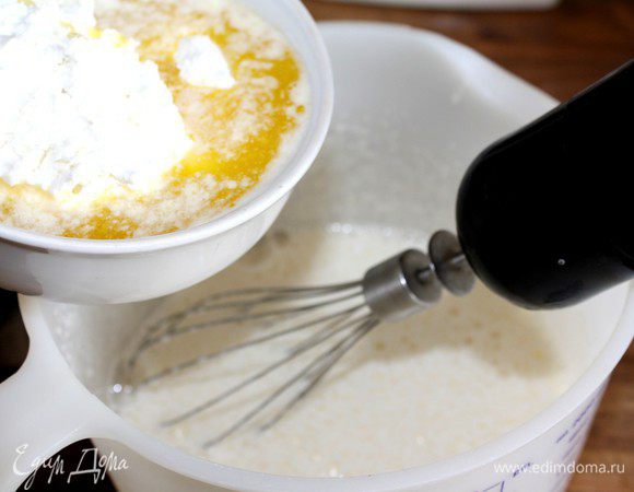 Яйца взбить с сахаром.Масло растопить и смешать с творогом.Соединить творожную массу с яичной.