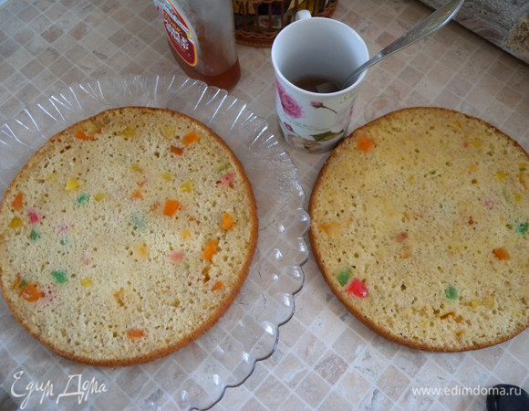 Испечь бисквит. У меня вариант (http://www.edimdoma.ru/retsepty/35628-tort-chervona-malva) , только с цукатами. 