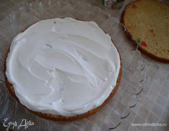 Остудить. Разрезать на 2 коржа и пропитать сиропом. Взбить крем. Смазать. 