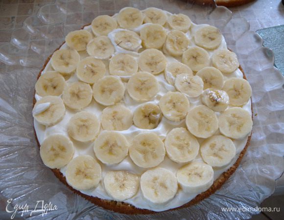 Порезать банан и выложить на крем