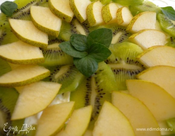 Сверху второй корж. Пропитать. Смазать кремом верх и бока торта. Выложить грушу и киви (порезать). Украсить листиками мяты. Бока посыпать маком. 