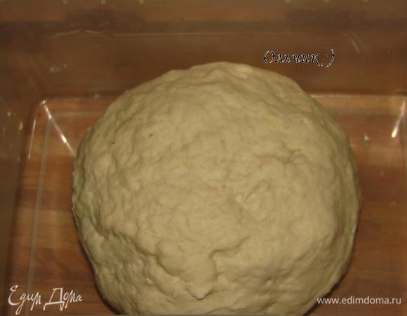 Перекладываем тесто в смазанный сливочным маслом контейнер (или миску накрываем пищевой пленкой), закрываем крышкой и отправляем в холодильник на время от 8 часов до 2-х суток. Чем дольше тесто будет стоять, тем слаже оно станет. Я оставила тесто на ночь и часть дня.